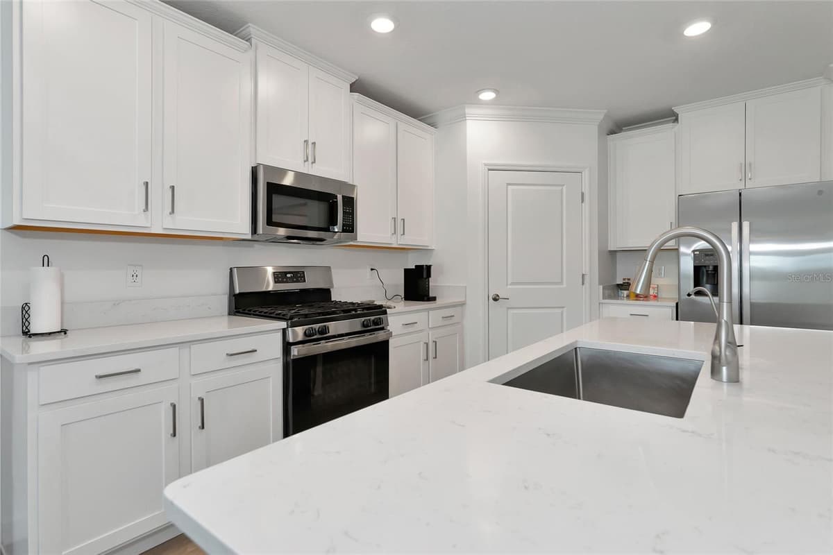 17322 HOLLY WELL AVENUE — photo 13 of 64