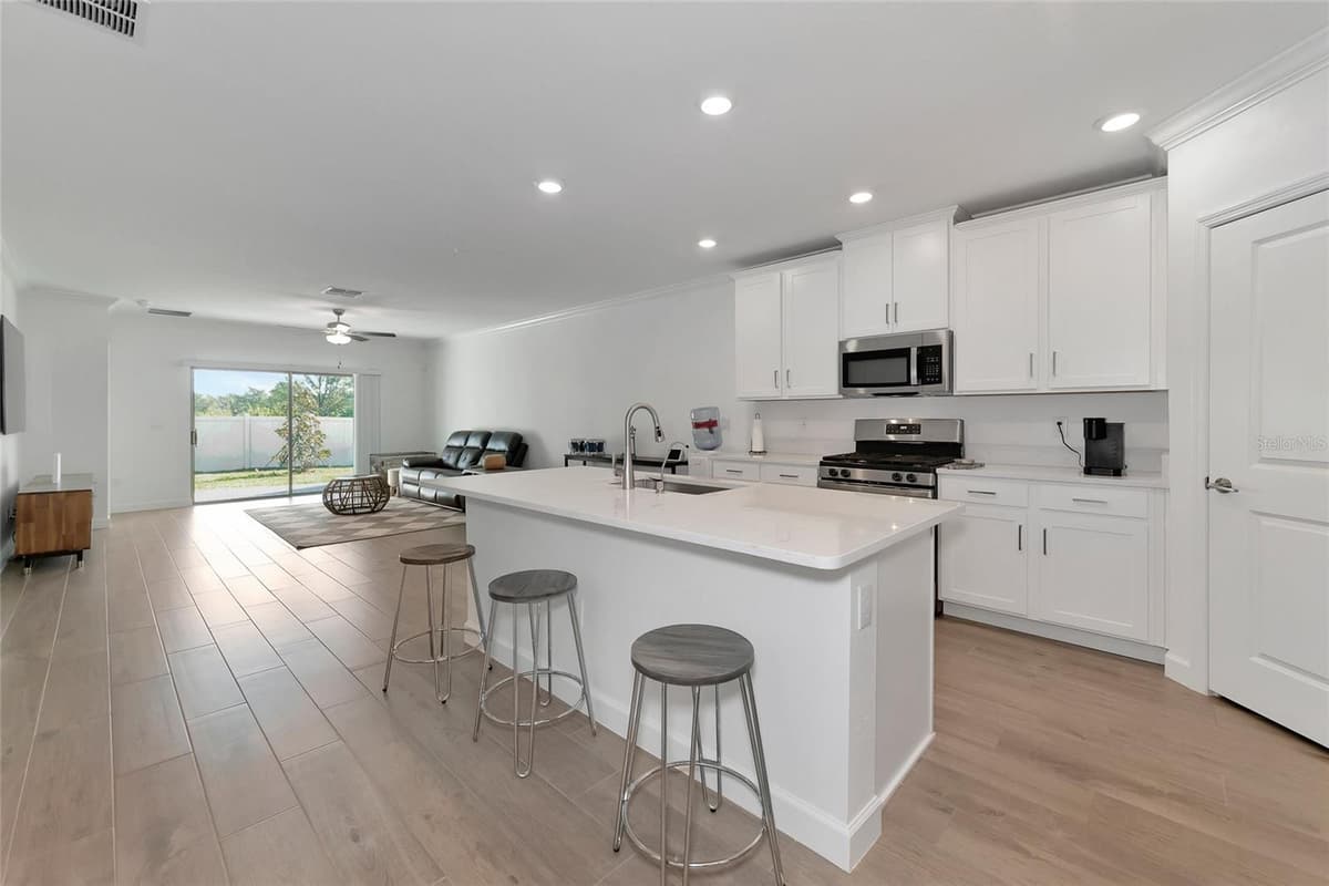 17322 HOLLY WELL AVENUE — photo 8 of 64