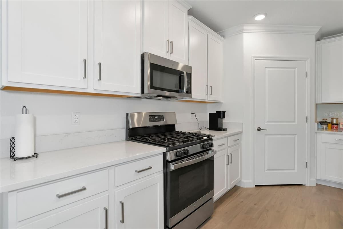 17322 HOLLY WELL AVENUE — photo 14 of 64