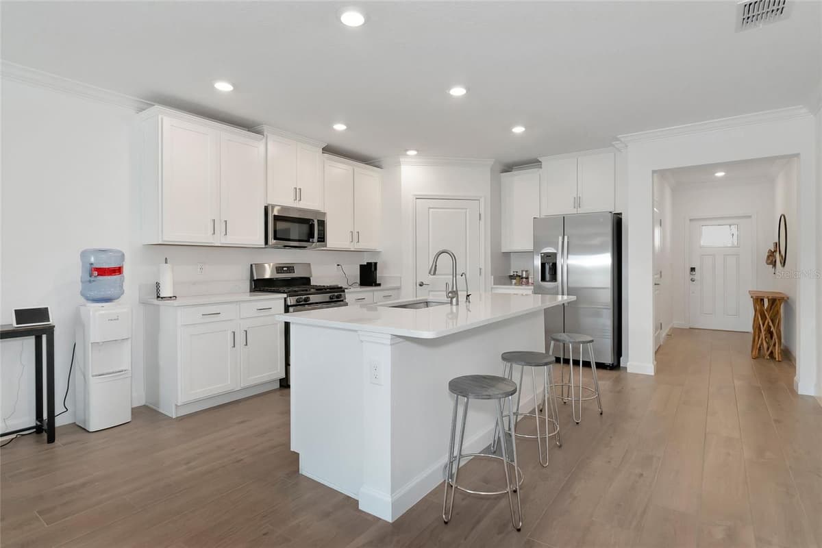 17322 HOLLY WELL AVENUE — photo 10 of 64