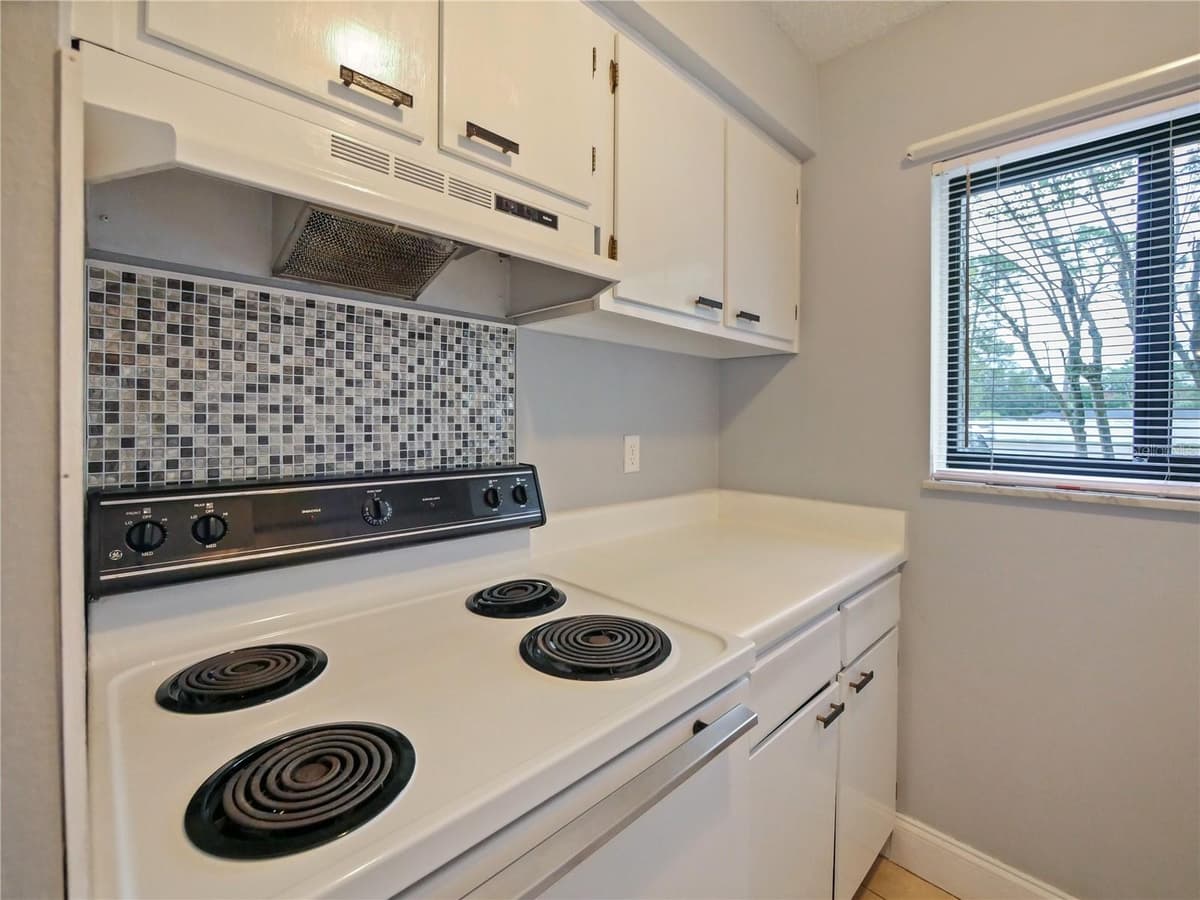 127 SPRINGWOOD CIRCLE — photo 4 of 20
