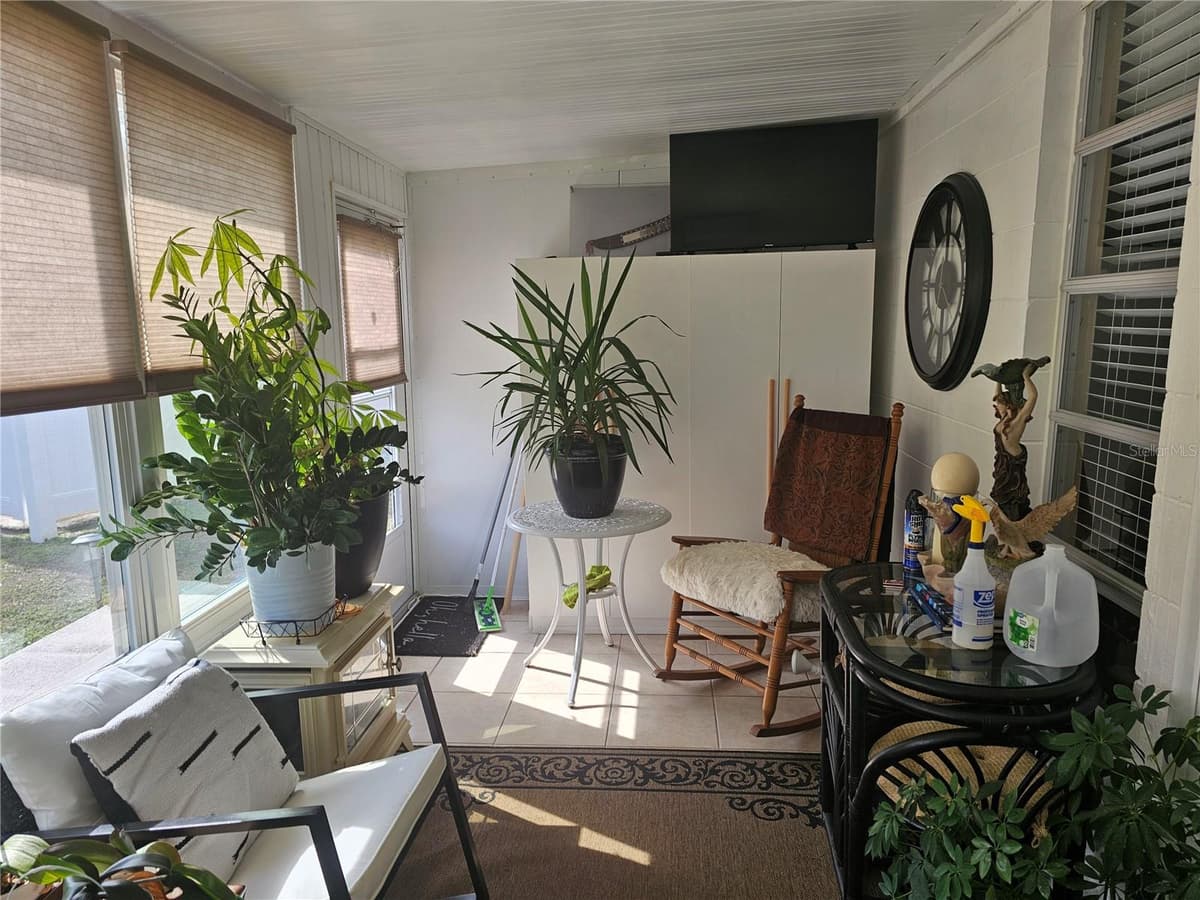 915 CLUB CIRCLE — photo 16 of 29