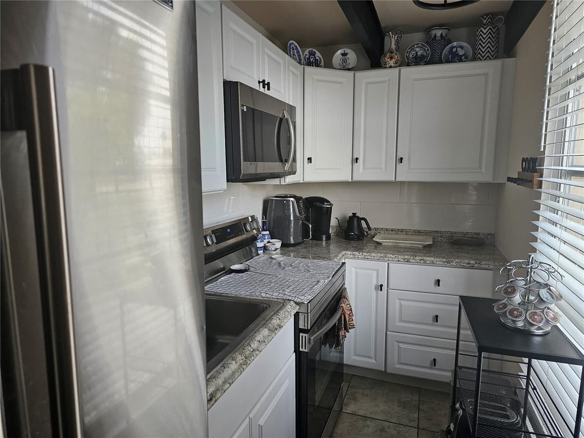 915 CLUB CIRCLE — photo 5 of 29