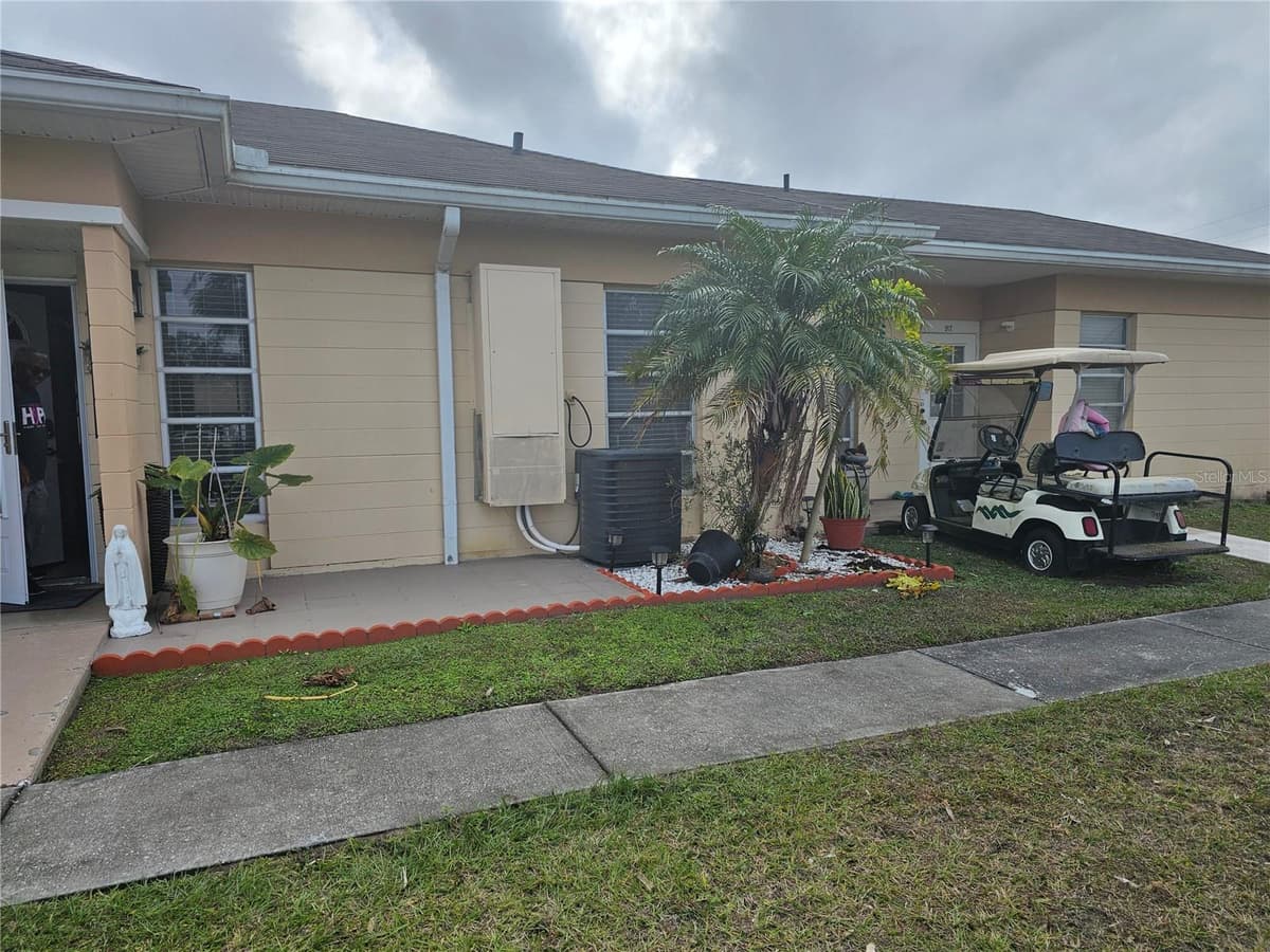 915 CLUB CIRCLE — photo 2 of 29