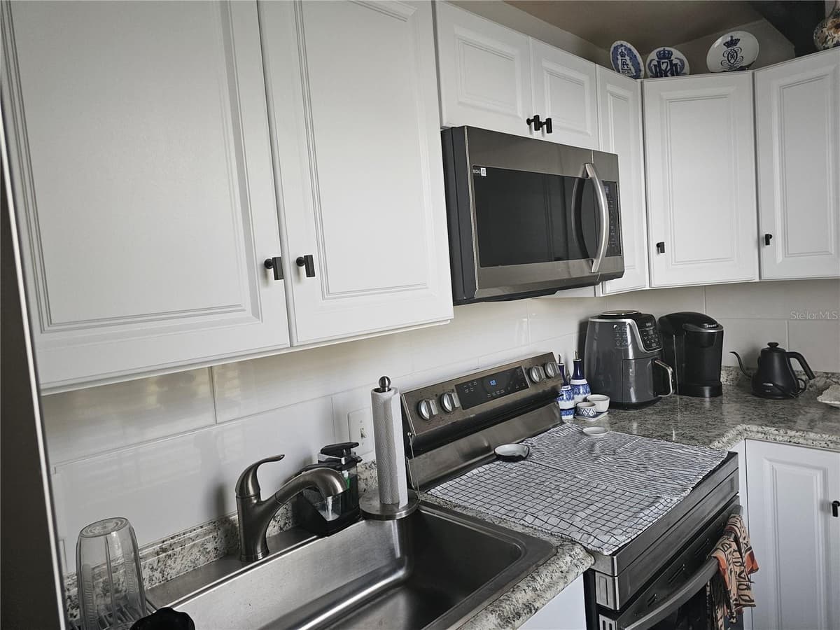 915 CLUB CIRCLE — photo 7 of 29