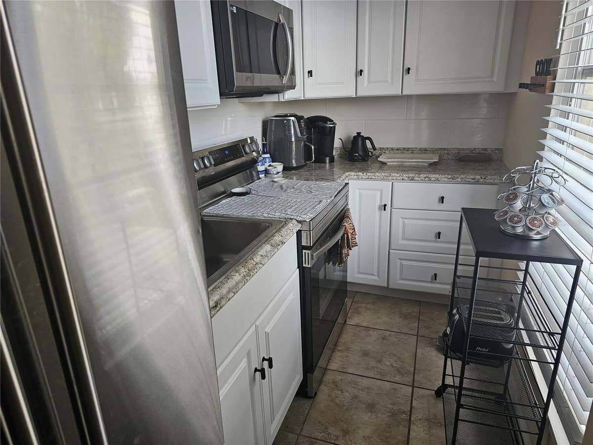 915 CLUB CIRCLE — photo 4 of 29