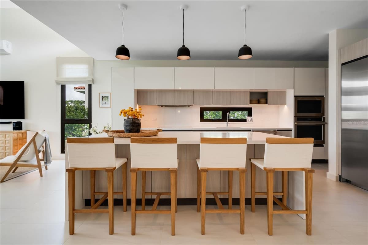 10 LOS LAGOS — photo 19 of 51