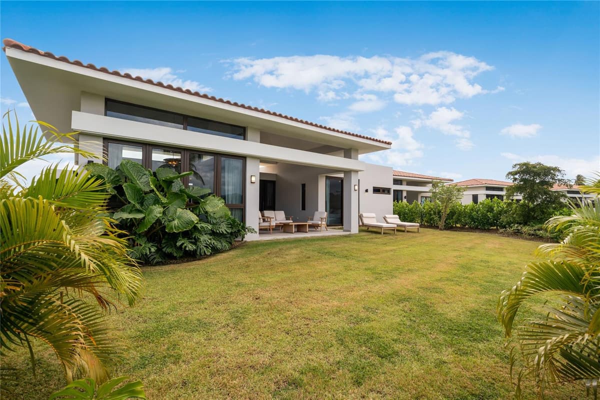 10 LOS LAGOS — photo 27 of 51