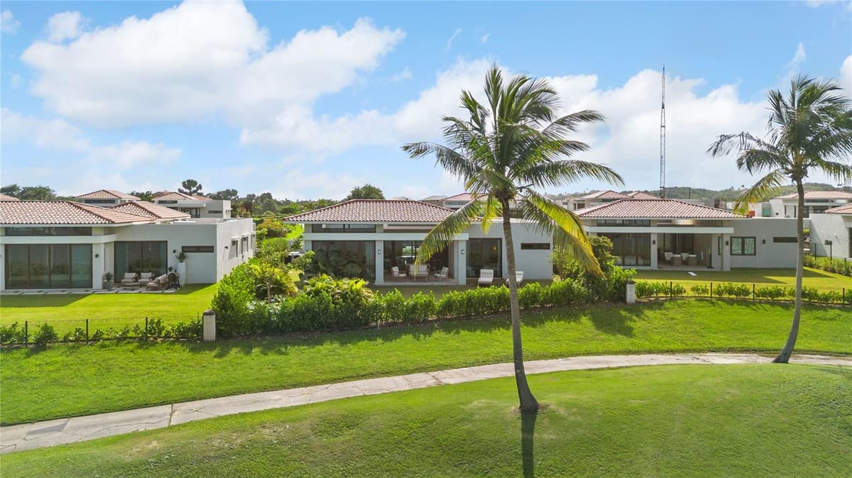 10 LOS LAGOS — photo 10 of 51