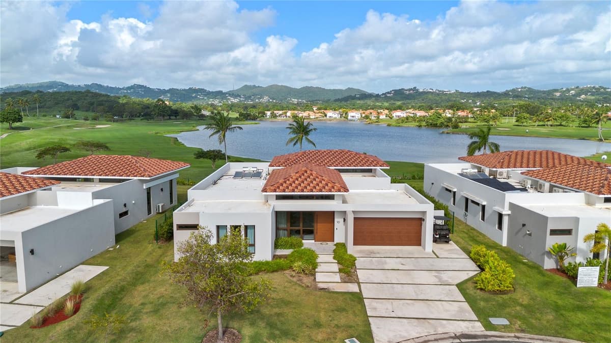 10 LOS LAGOS — photo 6 of 51
