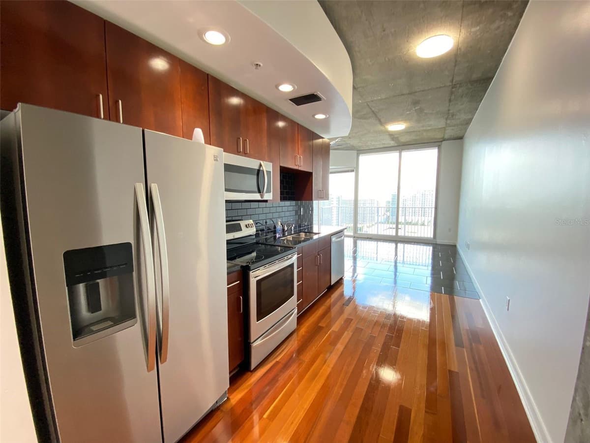 155 COURT AVENUE — photo 4 of 15