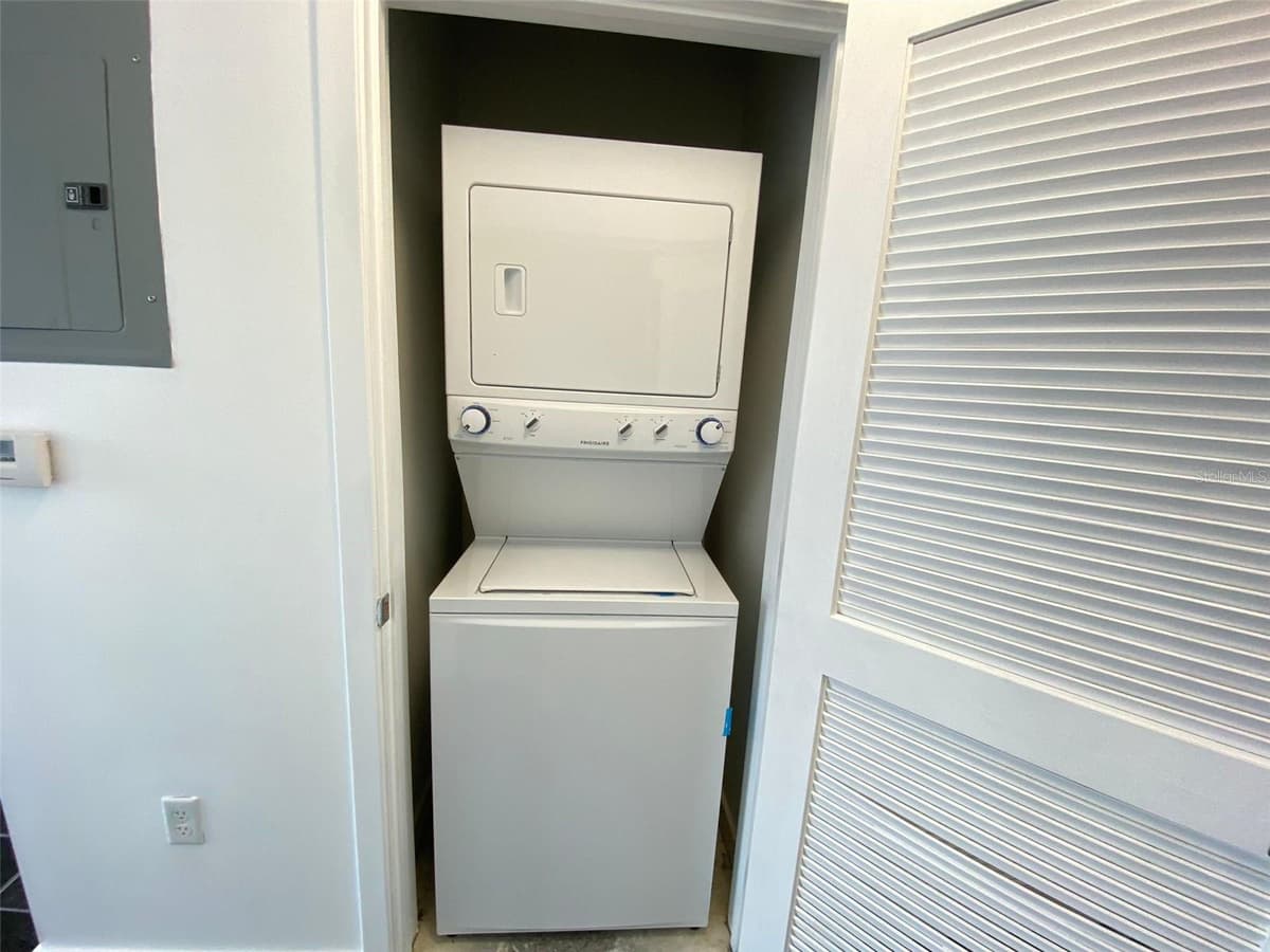 155 COURT AVENUE — photo 12 of 15