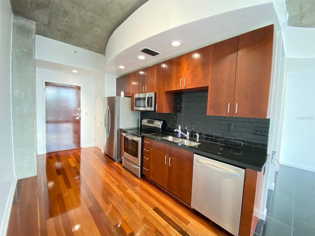 155 COURT AVENUE — photo 5 of 15