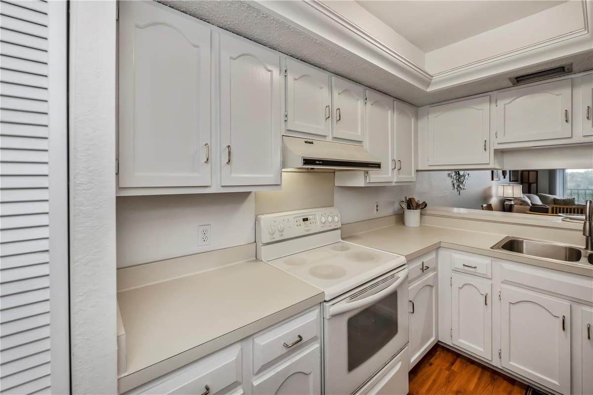 25188 MARION AVENUE — photo 14 of 49