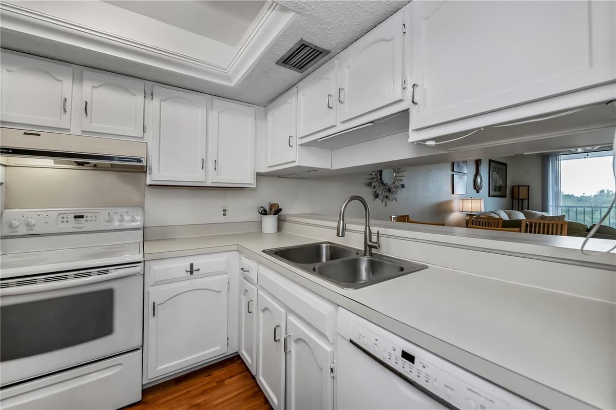 25188 MARION AVENUE — photo 15 of 49
