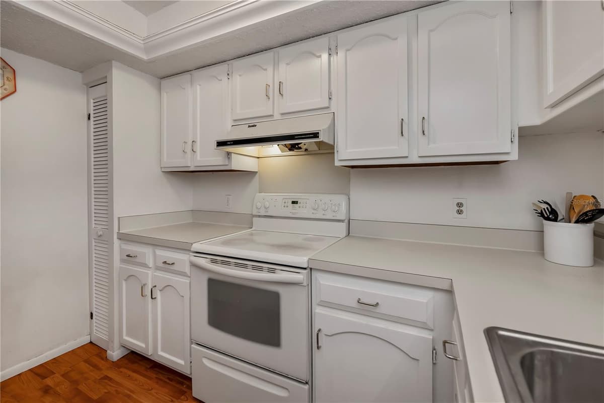 25188 MARION AVENUE — photo 13 of 49