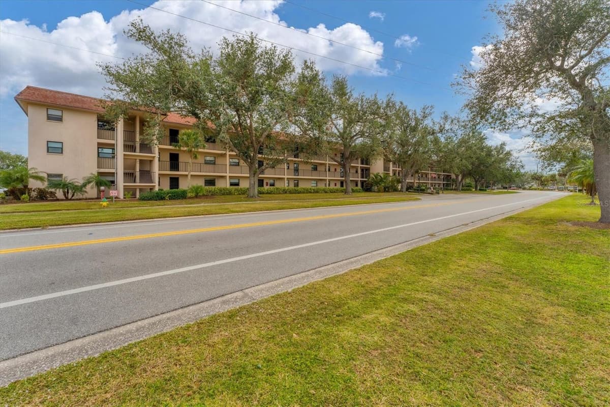 104 CAPRI ISLES BOULEVARD — photo 2 of 43