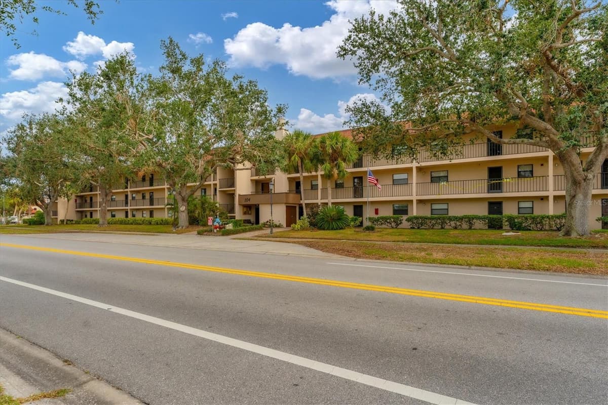 104 CAPRI ISLES BOULEVARD — photo 4 of 43