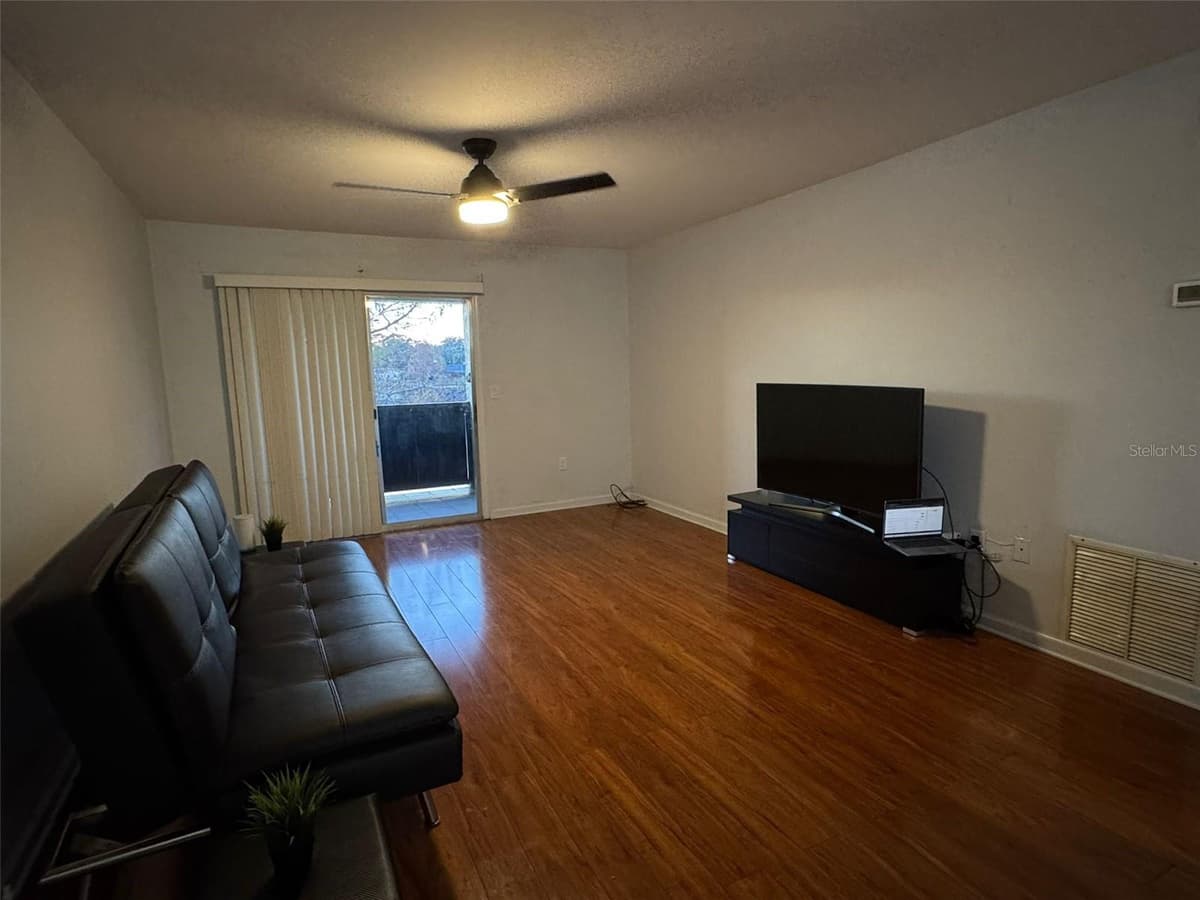 912 LAKE DESTINY ROAD — photo 4 of 24