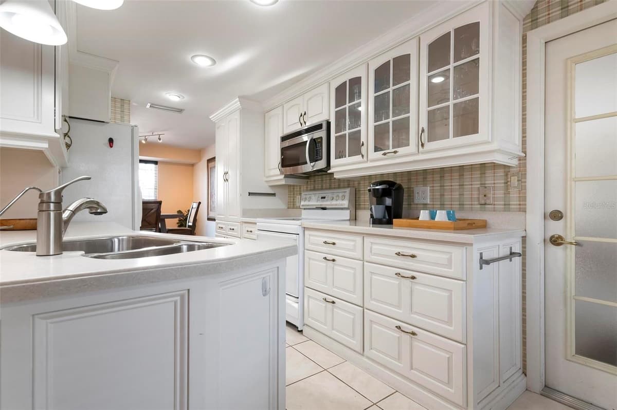 5207 BIMINI DRIVE — photo 11 of 40