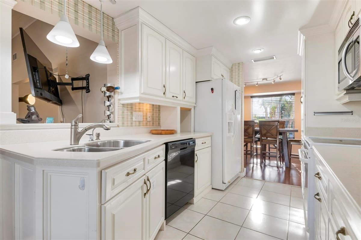 5207 BIMINI DRIVE — photo 9 of 40