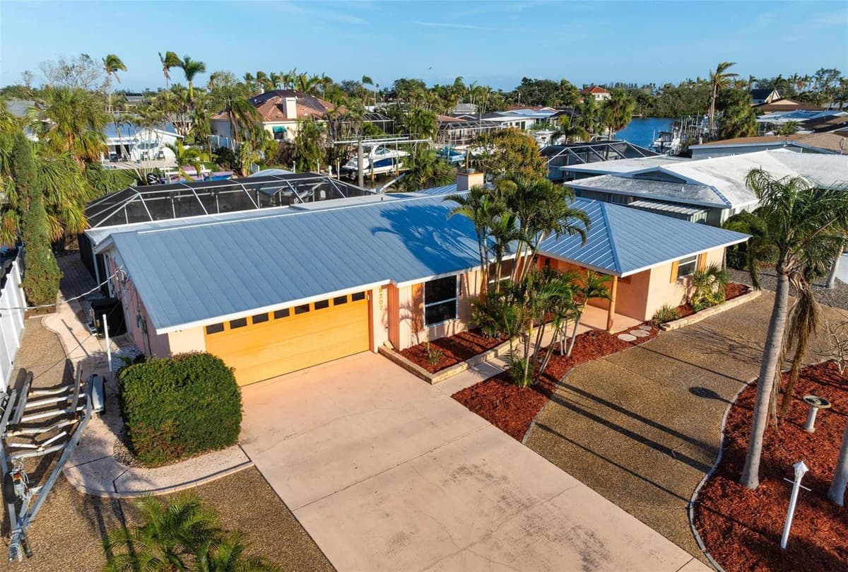 5207 BIMINI DRIVE — photo 2 of 40