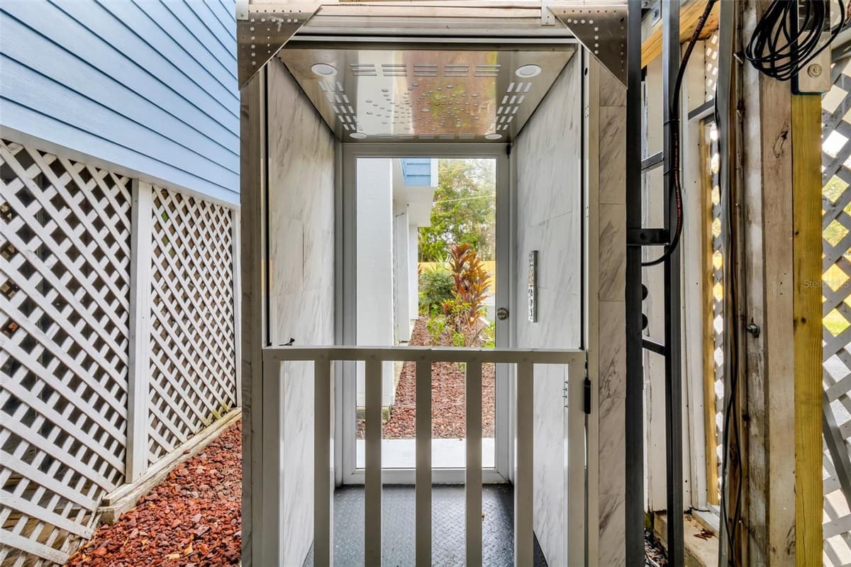 11961 EDGEVIEW COURT — photo 4 of 59