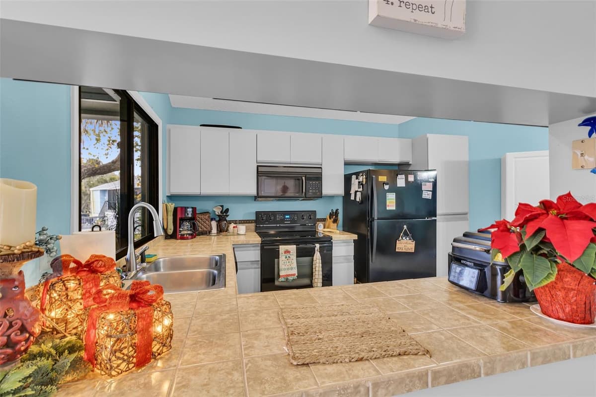 11961 EDGEVIEW COURT — photo 11 of 59