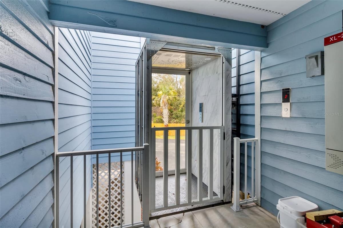 11961 EDGEVIEW COURT — photo 5 of 59