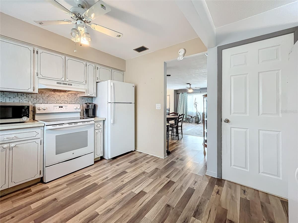 8330 VENDOME BOULEVARD — photo 15 of 49