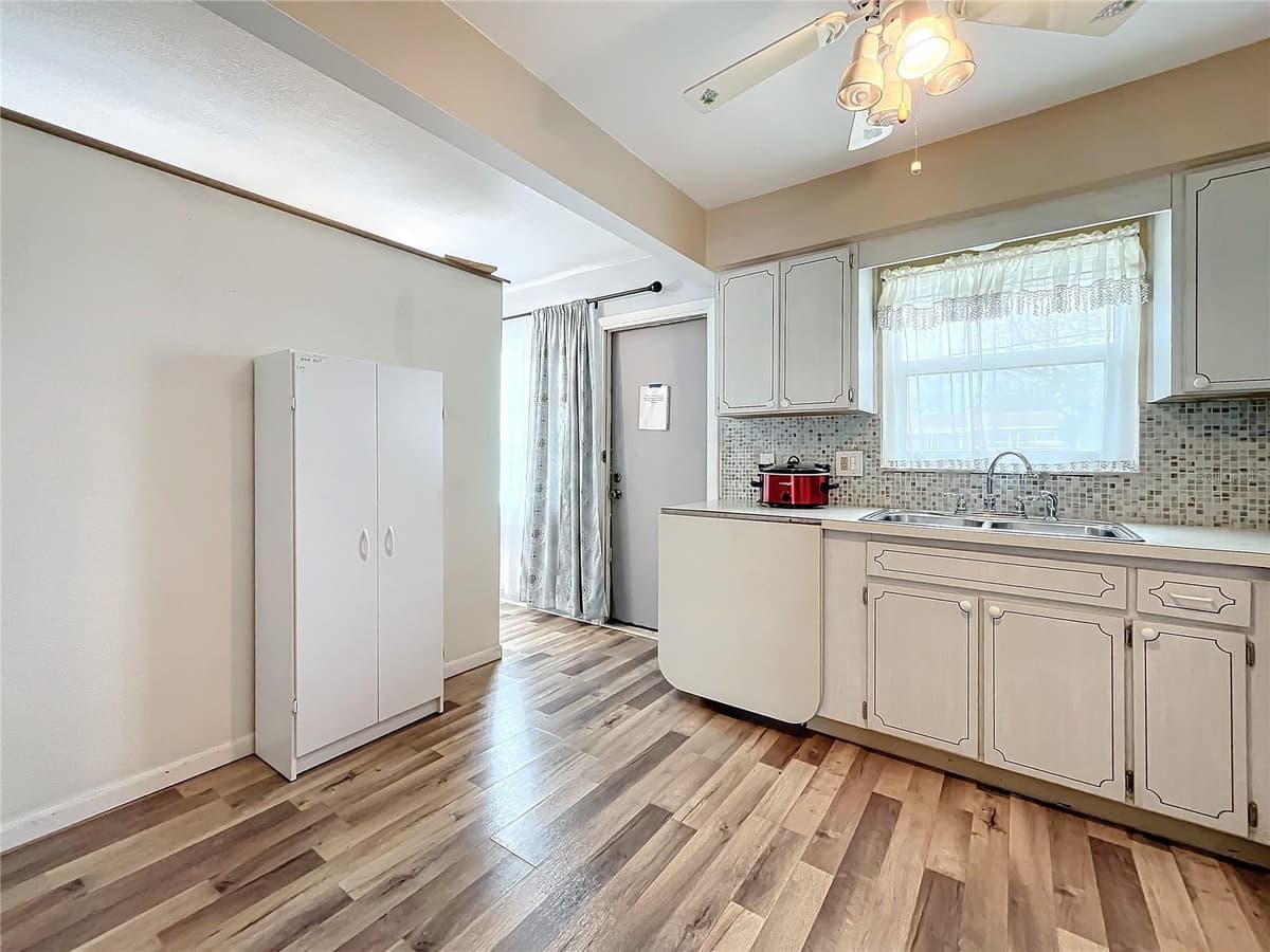 8330 VENDOME BOULEVARD — photo 10 of 49