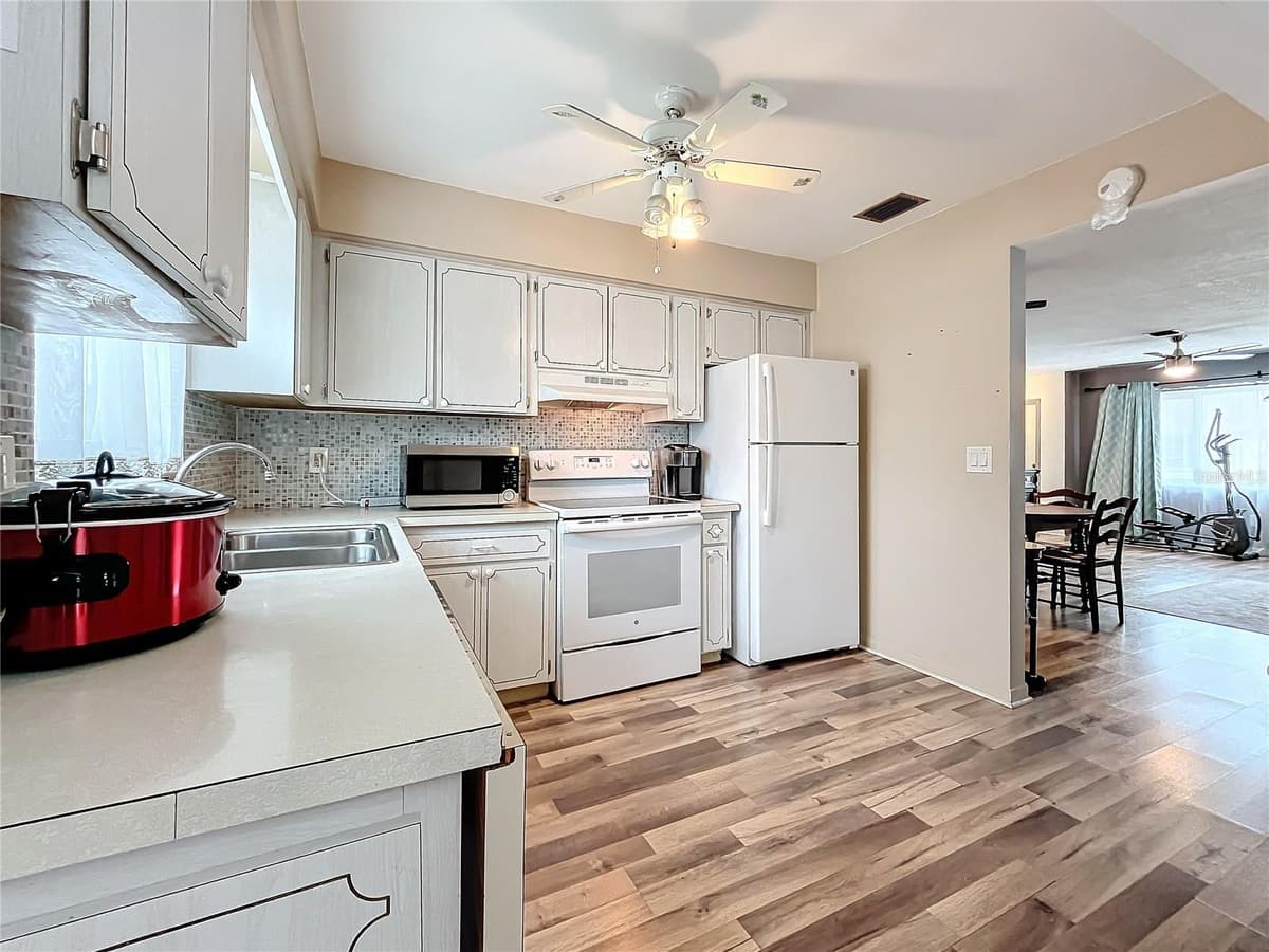8330 VENDOME BOULEVARD — photo 16 of 49