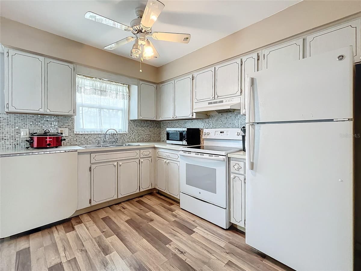 8330 VENDOME BOULEVARD — photo 12 of 49