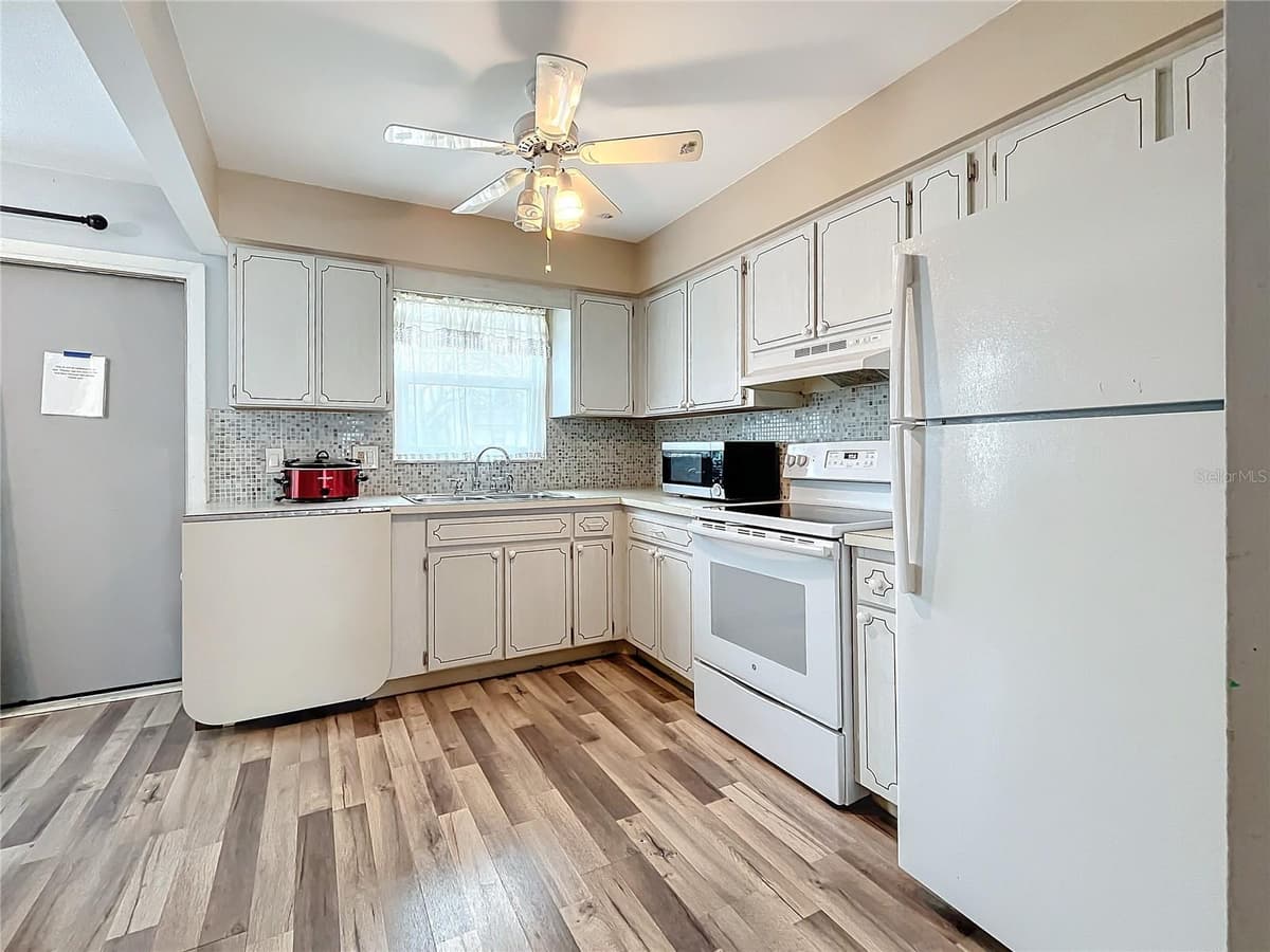 8330 VENDOME BOULEVARD — photo 11 of 49