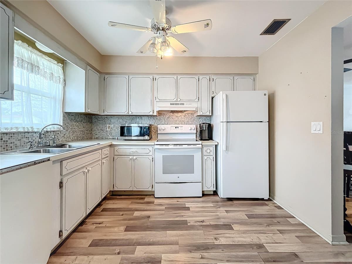 8330 VENDOME BOULEVARD — photo 13 of 49
