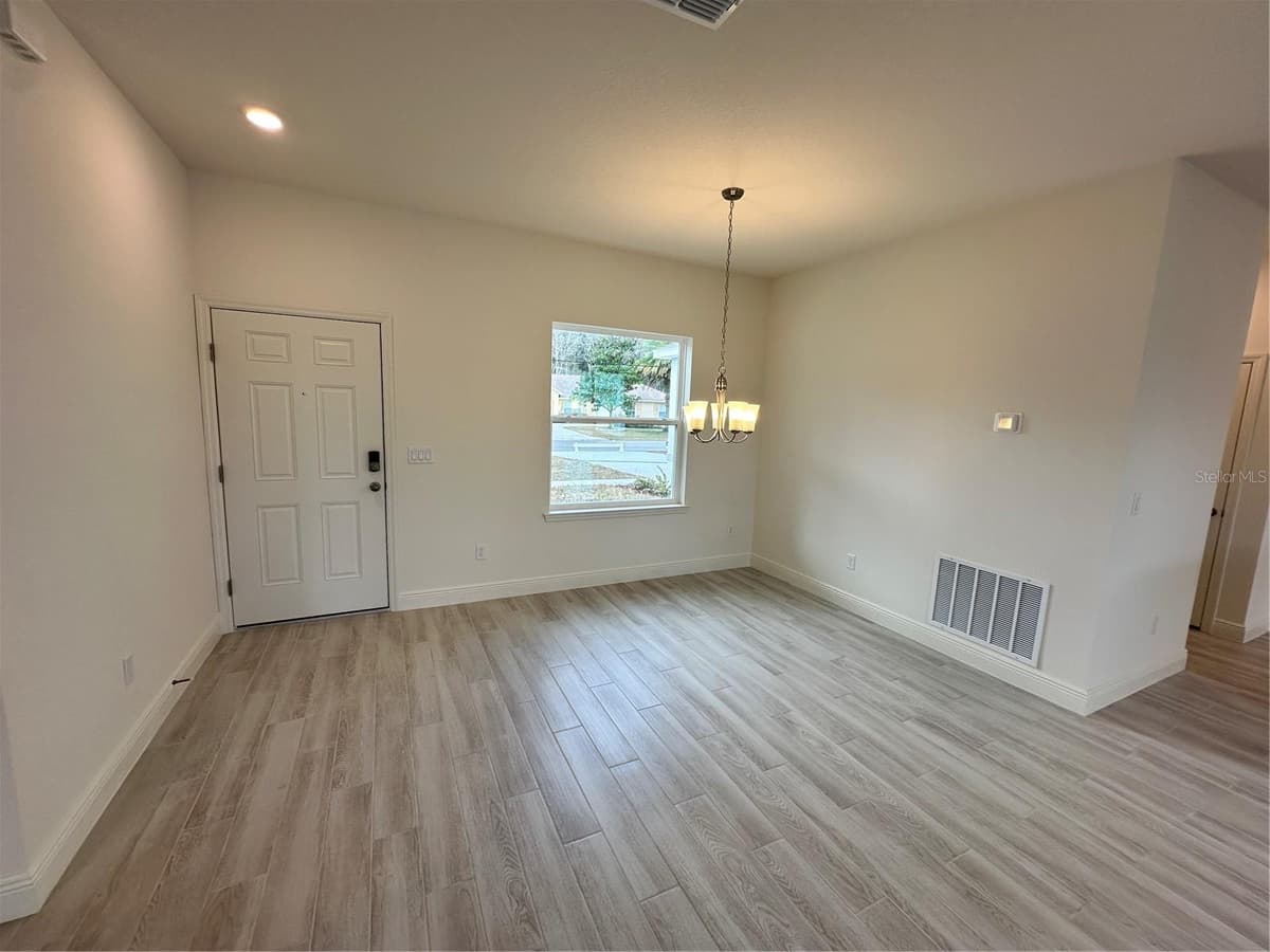 14 LONDONDERRY DRIVE — photo 5 of 15