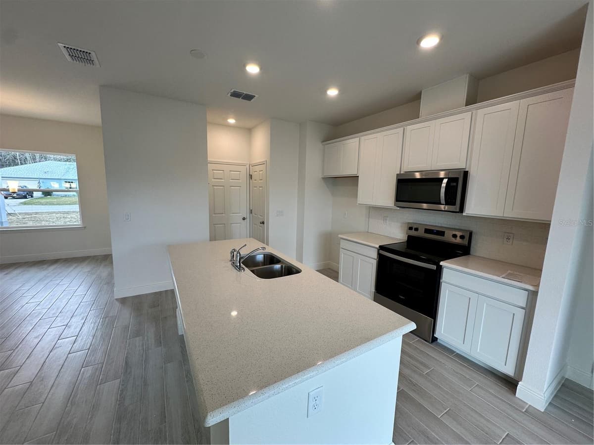 14 LONDONDERRY DRIVE — photo 3 of 15
