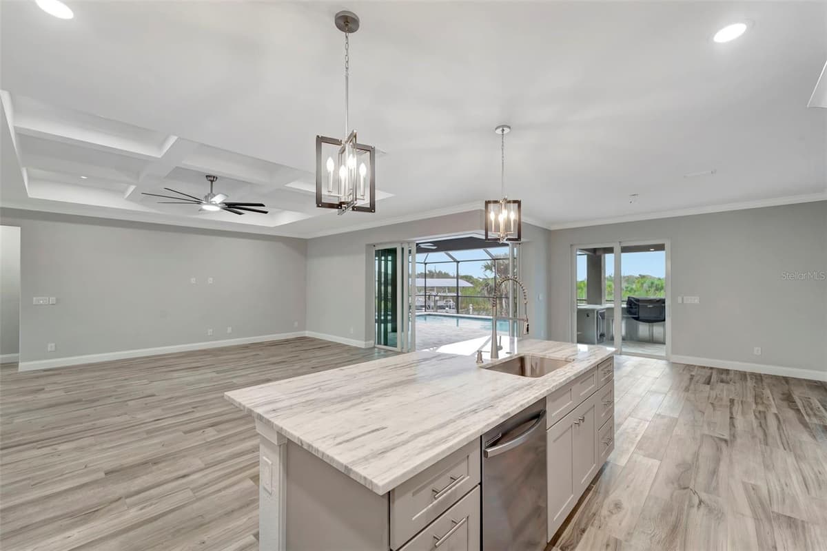 10442 WINNIPEG STREET — photo 12 of 51
