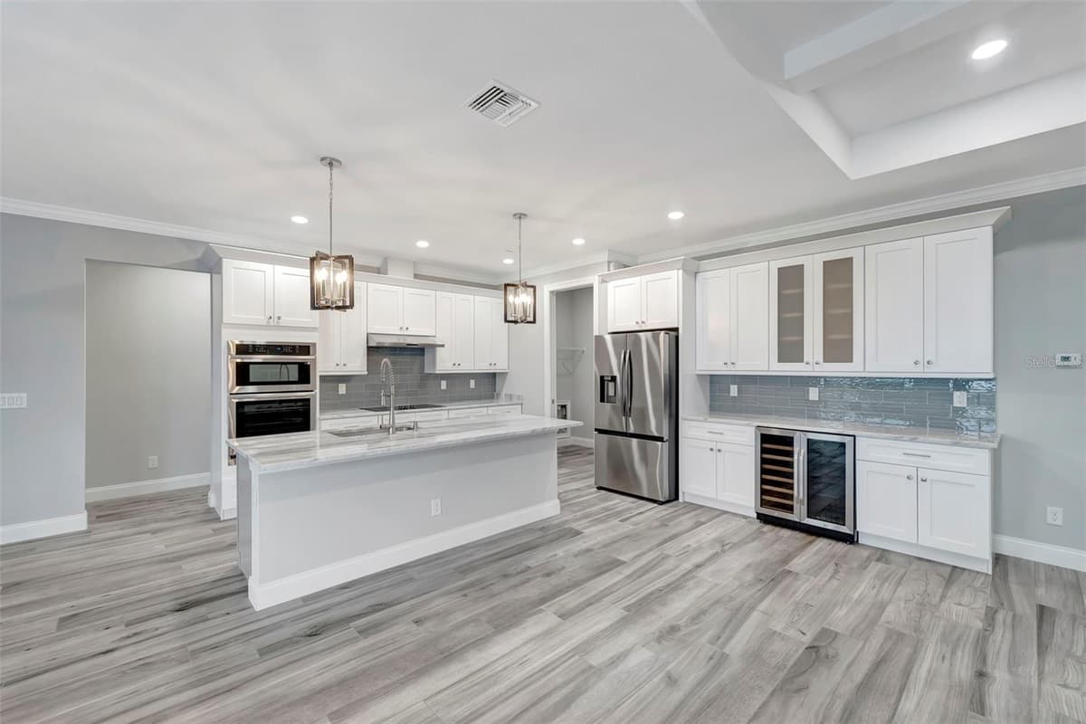 10442 WINNIPEG STREET — photo 10 of 51