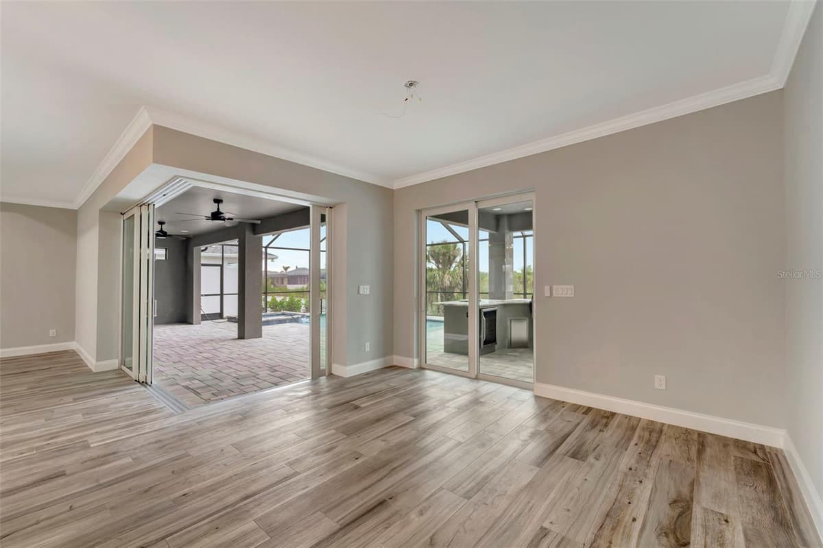 10442 WINNIPEG STREET — photo 14 of 51