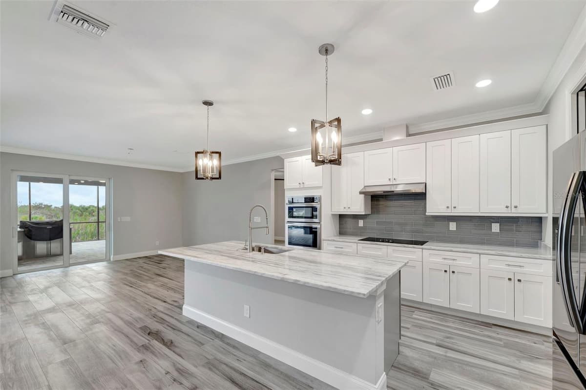 10442 WINNIPEG STREET — photo 11 of 51