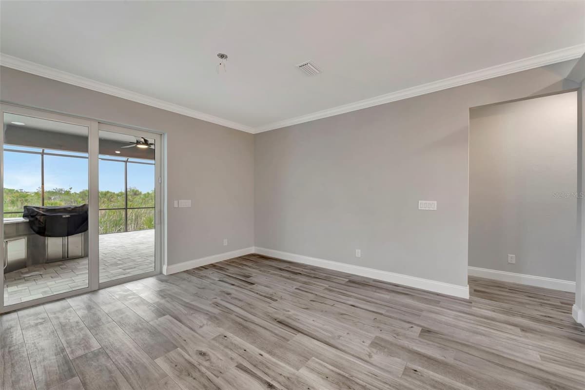 10442 WINNIPEG STREET — photo 15 of 51