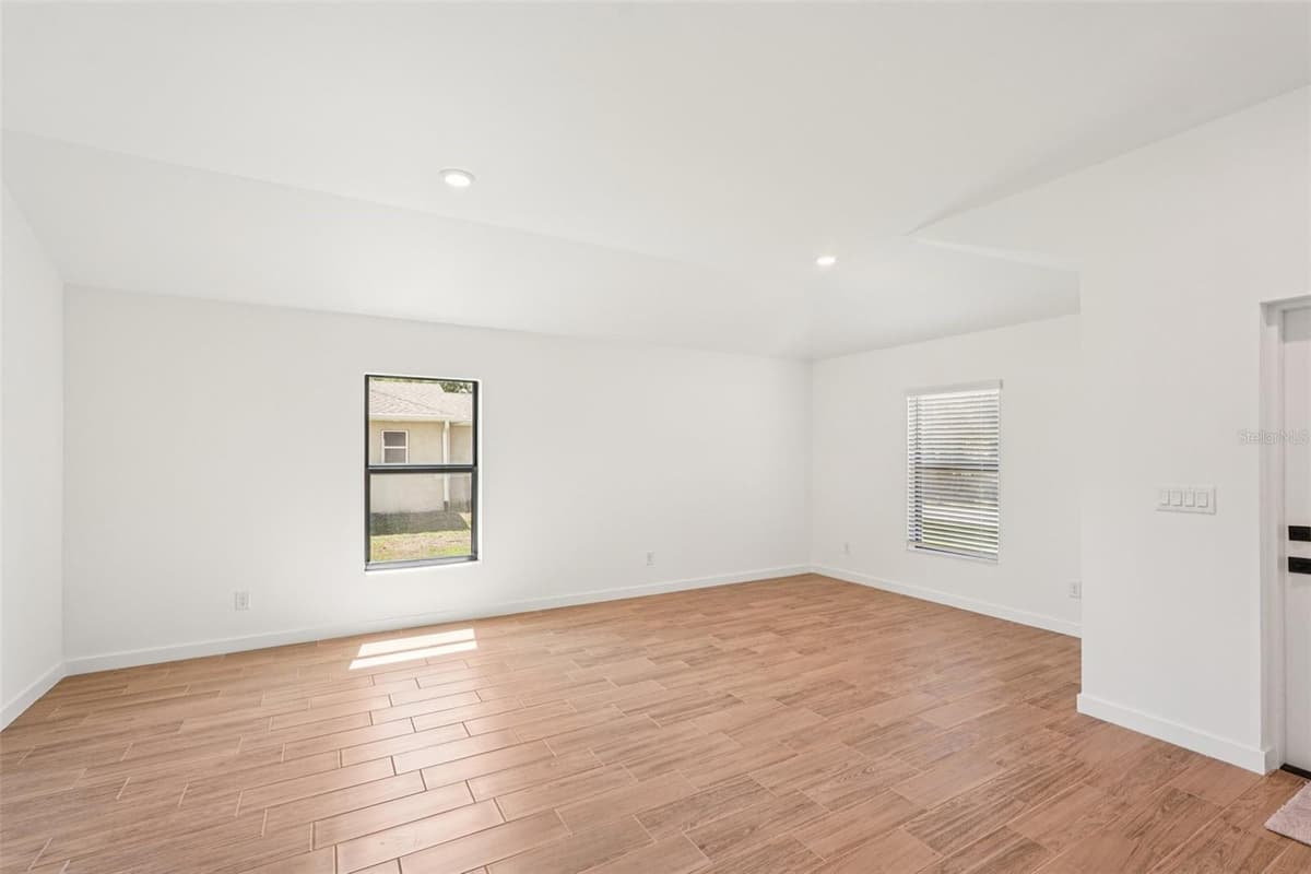 3355 MONCRIEF AVENUE — photo 16 of 43
