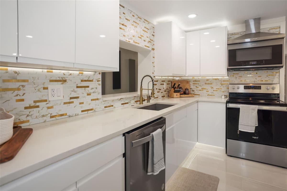 16015 REDINGTON DRIVE — photo 15 of 60
