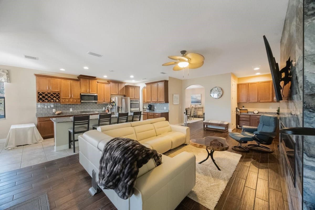 2564 GRAND CYPRESS BOULEVARD — photo 16 of 52