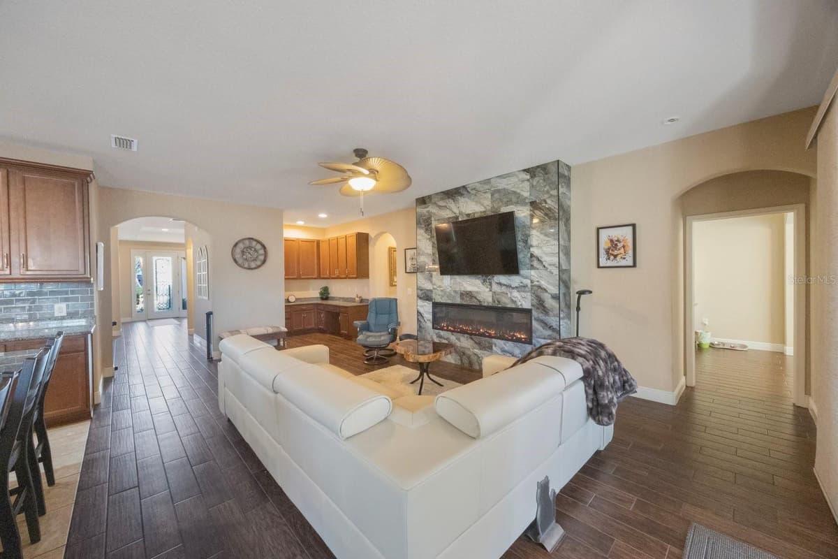 2564 GRAND CYPRESS BOULEVARD — photo 15 of 52