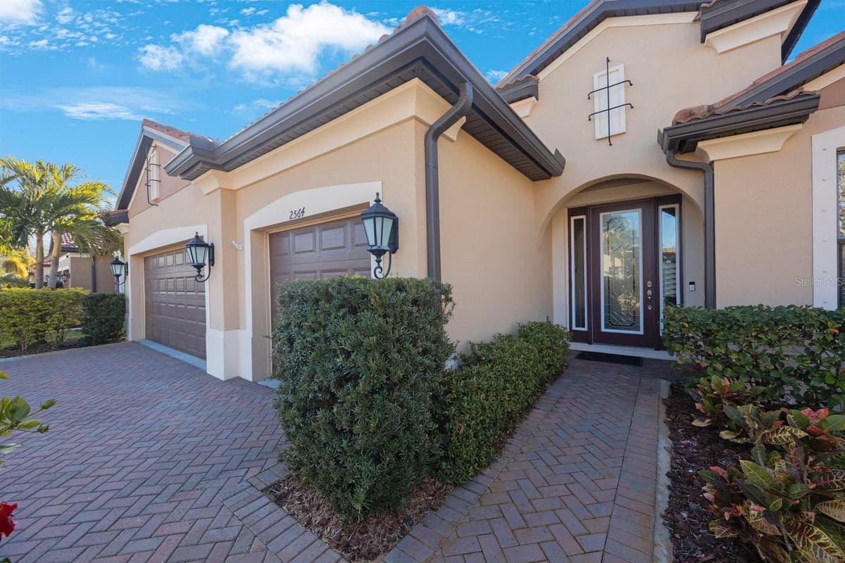2564 GRAND CYPRESS BOULEVARD — photo 3 of 52