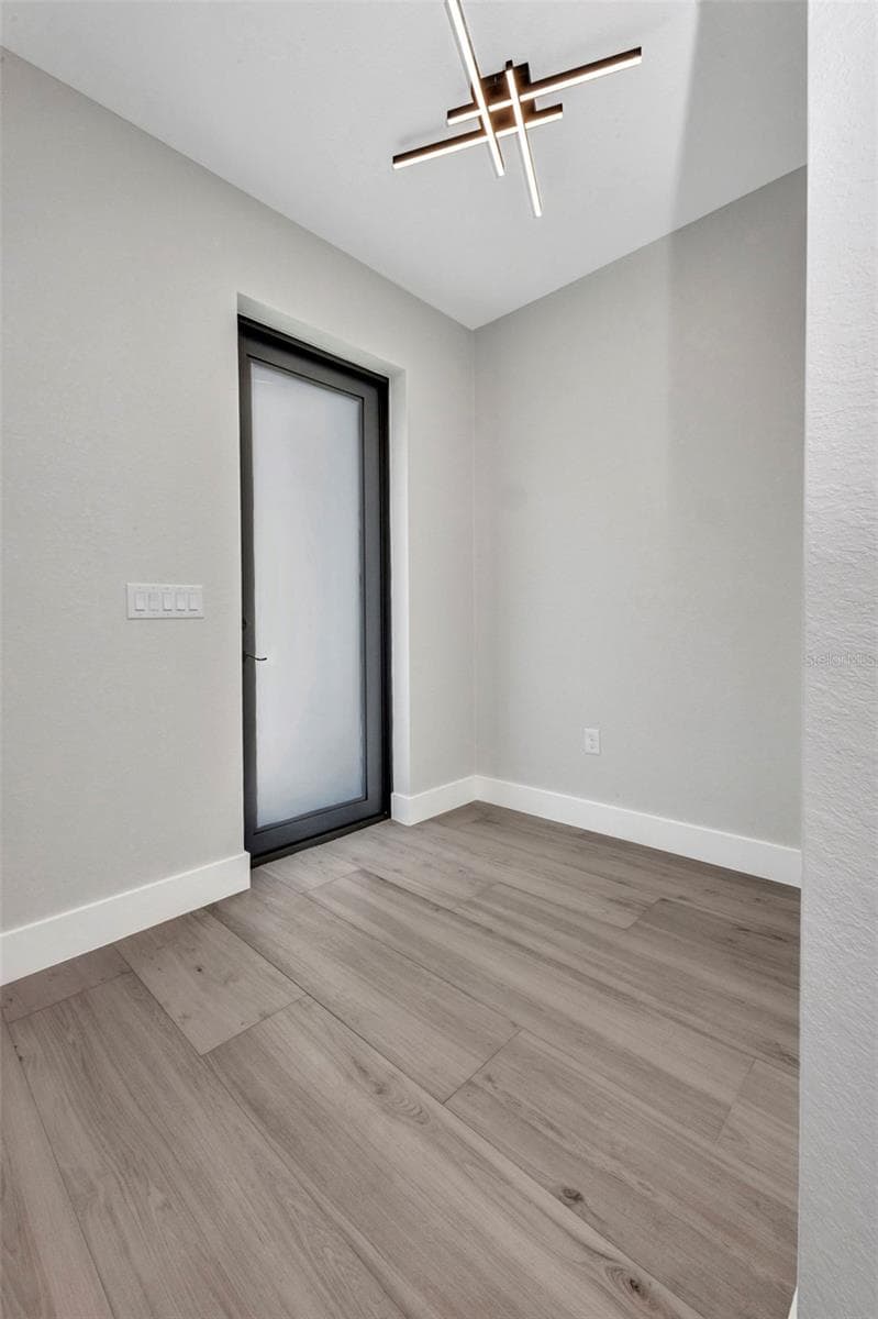 1327 WESLEY DRIVE — photo 4 of 39