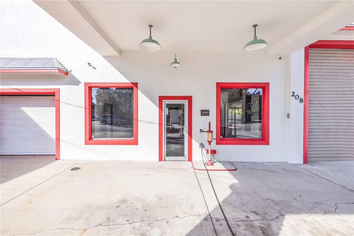 208 MAGNOLIA ST — photo 4 of 42