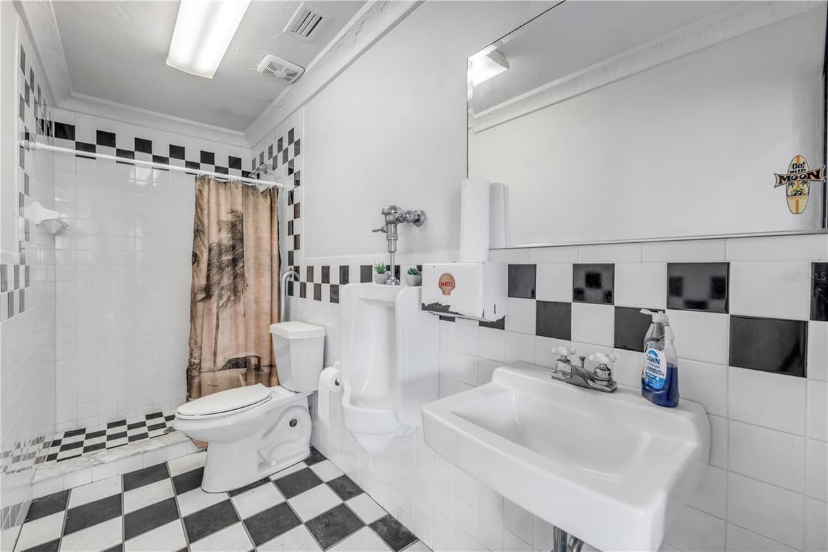 208 MAGNOLIA ST — photo 15 of 42